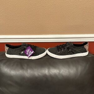 Super cute Blowfish FRUIT women’s size 8 black denim w/ zipper design